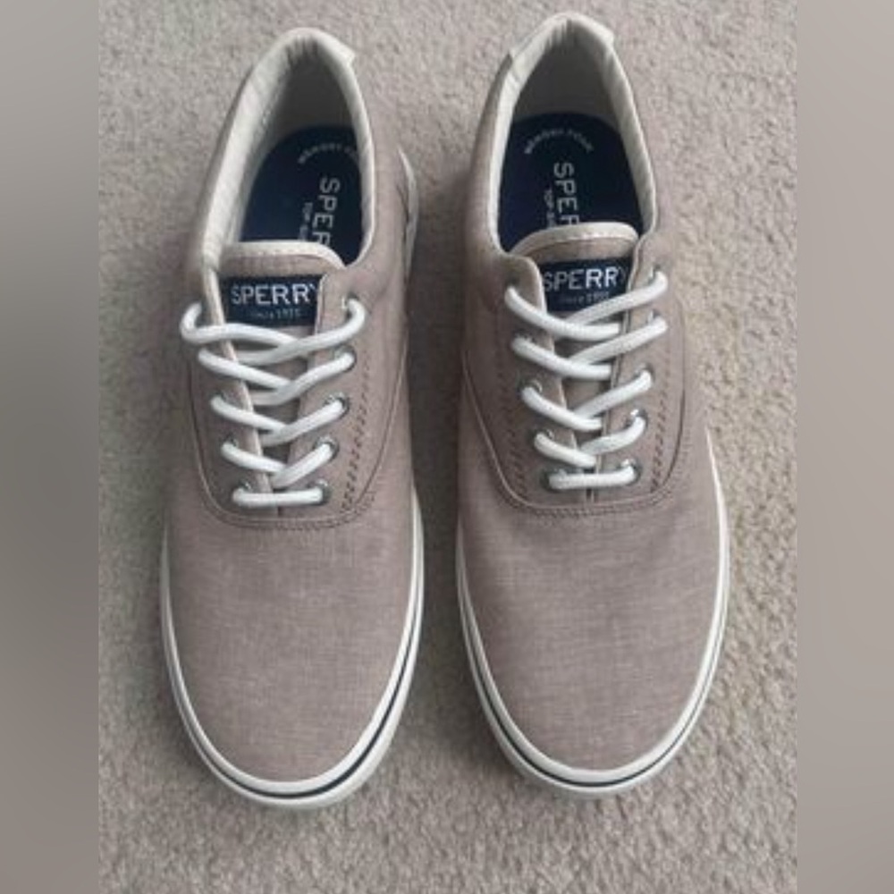Men’s Sperry top-sider. Size 10.5, Khaki.